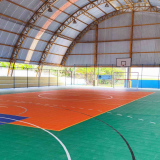 Nova quadra da EM Caputera pronta para receber alunos com segurança e conforto. Projeto ‘Brincando na Quadra’ incentiva esporte e lazer para os estudantes. Foto: Prefeitura de Cotia