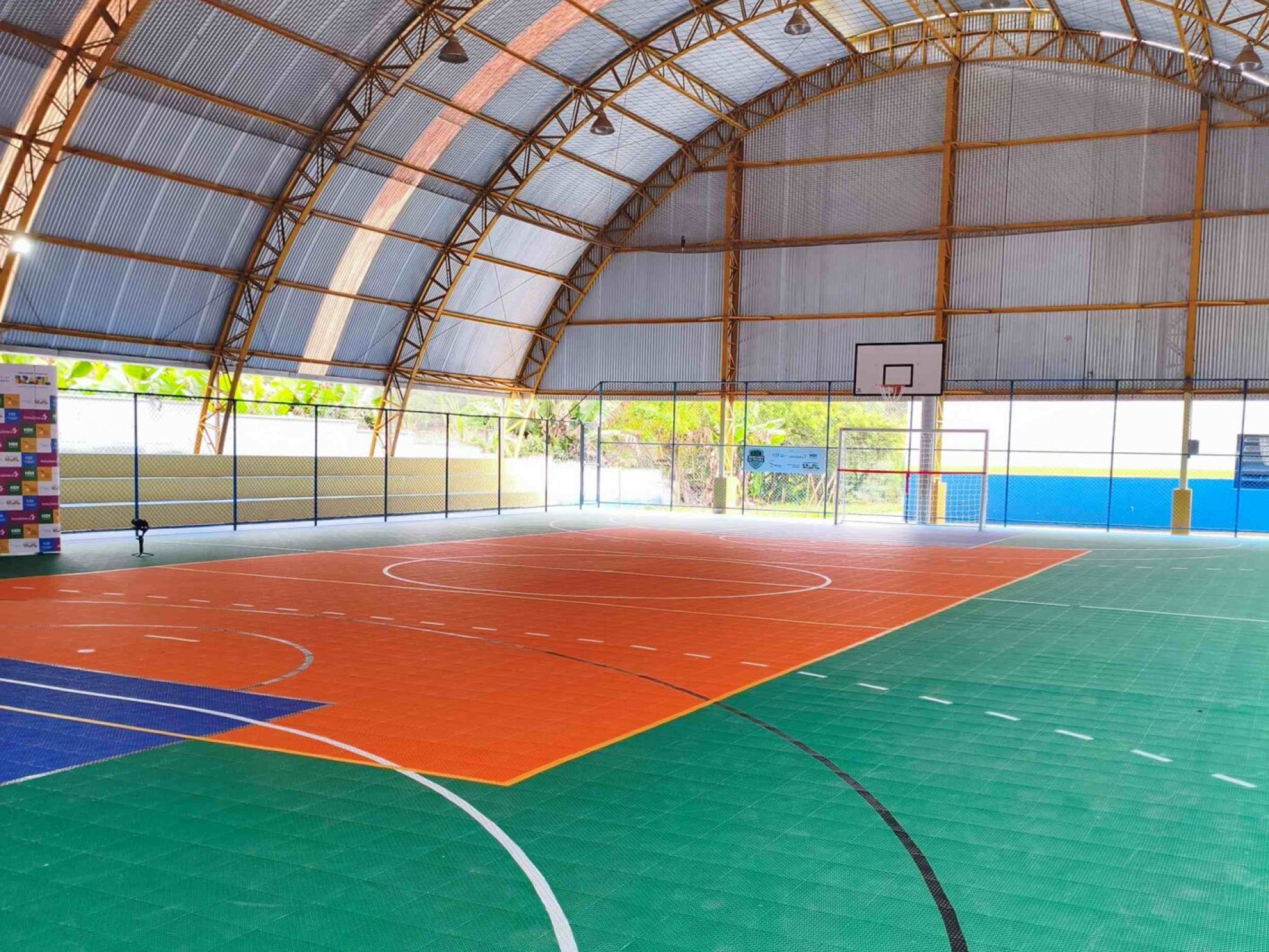 Nova quadra da EM Caputera pronta para receber alunos com segurança e conforto. Projeto ‘Brincando na Quadra’ incentiva esporte e lazer para os estudantes. Foto: Prefeitura de Cotia