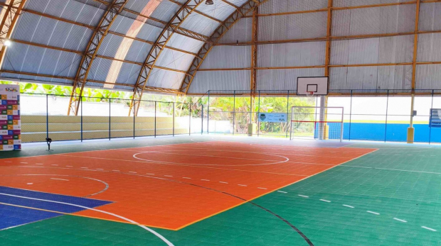 Nova quadra da EM Caputera pronta para receber alunos com segurança e conforto. Projeto ‘Brincando na Quadra’ incentiva esporte e lazer para os estudantes. Foto: Prefeitura de Cotia