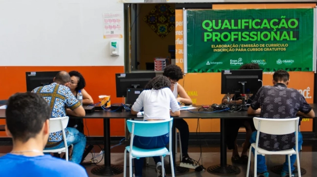 Moradores participam do Feirão do Emprego em Osasco, com atendimento gratuito, orientação profissional  e oportunidades de contratação imediata. Fotos: Arquivo Secom/PMO