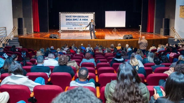 Autoridades reunidas na abertura do Fórum Municipal de Políticas sobre Drogas de Osasco, no Teatro Glória Giglio. Imagem: Caio Henrique