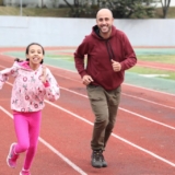 Neste Dia dos Pais, Barueri celebra aqueles que torcem, vibram e transformam vidas através do esporte!
Com histórias emocionantes como a do Helton e do Emerson, pais de alunos das modalidades de atletismo e ginástica artística, mostramos que a paternidade se fortalece quando é vivida com amor, presença e incentivo. Foto: Prefeitura De Barueri
