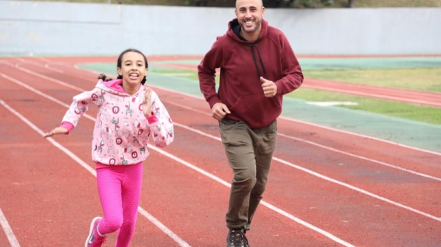 Neste Dia dos Pais, Barueri celebra aqueles que torcem, vibram e transformam vidas através do esporte!
Com histórias emocionantes como a do Helton e do Emerson, pais de alunos das modalidades de atletismo e ginástica artística, mostramos que a paternidade se fortalece quando é vivida com amor, presença e incentivo. Foto: Prefeitura De Barueri