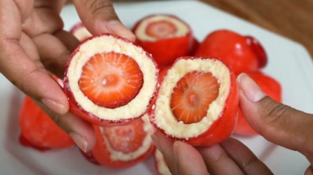 Um paraíso gastronômico te espera no Festival do Morango! 🍓🔥 De espetos exóticos a sobremesas dos sonhos. Já garantiu seu rolê? Foto: Divulgação