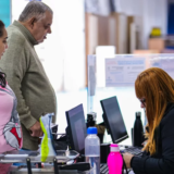 Candidatos conferem oportunidades durante a Expo Emprego, realizada na Faculdade Anhanguera em Osasco. Imagem: Fernanda Cazarini
