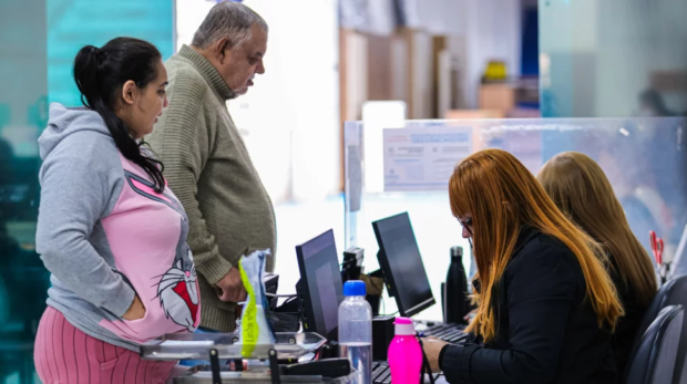 Candidatos conferem oportunidades durante a Expo Emprego, realizada na Faculdade Anhanguera em Osasco. Imagem: Fernanda Cazarini