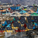 Casas são retratadas em Ilulissat, Groenlândia [Arquivo: Hannibal Hanschke/Reuters]