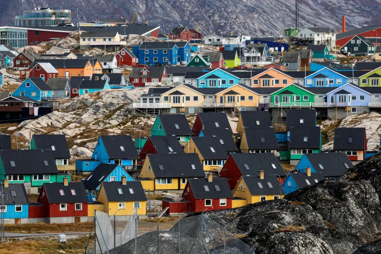 Casas são retratadas em Ilulissat, Groenlândia [Arquivo: Hannibal Hanschke/Reuters]