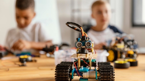 Equipes de estudantes testam robôs em pistas de resgate durante a OBR em Cotia. Evento reúne criatividade, tecnologia e inovação em competições práticas de robótica. Foto: FreePik