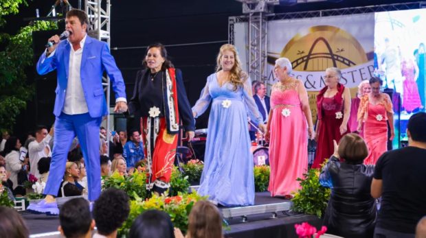 Candidatos e candidatas desfilam com charme e elegância na cerimônia do Miss e Mister Melhor Idade 2025, promovida pela Prefeitura de Osasco. Imagem: SECOM/PMO
