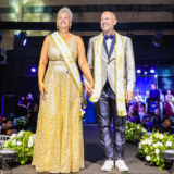 Marli Fernandes e João Carlos Ribeiro recebem a faixa de Miss e Mister Melhor Idade 2025, emocionando o público presente. Fotos: Fernanda Cazarini