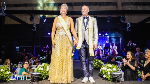 Marli Fernandes e João Carlos Ribeiro recebem a faixa de Miss e Mister Melhor Idade 2025, emocionando o público presente. Fotos: Fernanda Cazarini