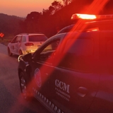 Viatura da GCM de Araçariguama durante abordagem ao motorista que tentou fugir após ser flagrado dirigindo sob efeito de álcool.. Foto: TV Mainrinque (Redes Sociais/Reprodução)