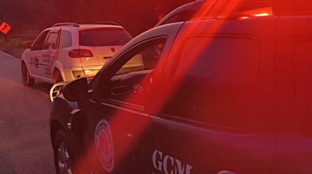Viatura da GCM de Araçariguama durante abordagem ao motorista que tentou fugir após ser flagrado dirigindo sob efeito de álcool.. Foto: TV Mainrinque (Redes Sociais/Reprodução)