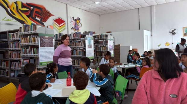 Com olhos curiosos e muitos livros ao redor, a visita dos 2º anos A e B foi um mergulho no universo da leitura! ✨📖 Foto: Prefeitura De Cabreúva (Redes Sociais/Reprodução)