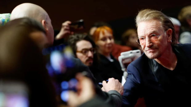Bono, vocalista da banda irlandesa U2, chega para assistir à exibição do documentário 'Kiss the Future' no 73º Festival Internacional de Cinema Berlinale, em Berlim, Alemanha, em 19 de fevereiro de 2023
( crédito da foto : REUTERS/MICHELE TANTUSSI )