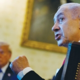 Aqui, o primeiro-ministro Benjamin Netanyahu, acompanhado por Trump, discursa durante um jantar no Salão Azul da Casa Branca na segunda-feira em Washington.
( crédito da foto : Andrew Harnik/Getty Images )