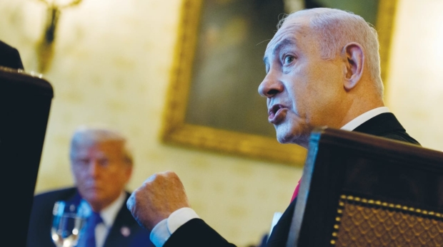 Aqui, o primeiro-ministro Benjamin Netanyahu, acompanhado por Trump, discursa durante um jantar no Salão Azul da Casa Branca na segunda-feira em Washington.
( crédito da foto : Andrew Harnik/Getty Images )