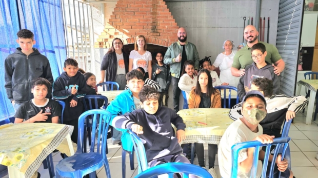 Prefeito Eduardo Thomaz e o presidente da Câmara, Rafael da Hípica, durante visita ao Instituto Granada, na região leste de Mairinque. Instituto Granada atende 120 crianças e adolescentes com atividades socioeducativas e de apoio às famílias. Foto: Prefeitura De Mairinque