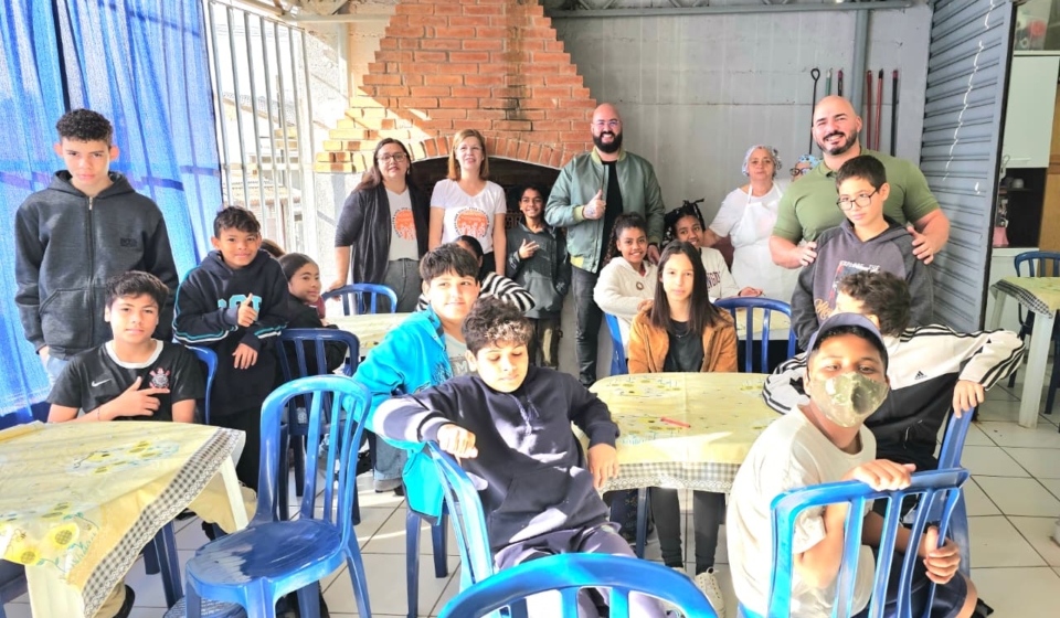 Prefeito Eduardo Thomaz e o presidente da Câmara, Rafael da Hípica, durante visita ao Instituto Granada, na região leste de Mairinque. Instituto Granada atende 120 crianças e adolescentes com atividades socioeducativas e de apoio às famílias. Foto: Prefeitura De Mairinque