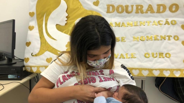 Amamentar é um ato de amor, saúde e conexão. 💛 Durante o Agosto Dourado, as UBSs de Barueri estão mobilizadas com ações de apoio, acolhimento e informação para todas as mães. Foto: Prefeitura De Barueri