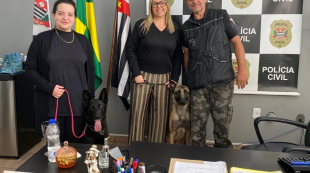 Agosto Lilás com ação inédita em Cotia!
No dia 11/08, às 16h30, em frente à Prefeitura, acontece a apresentação do projeto “Cão Protetor para Mulheres Vítimas de Violência”. Uma iniciativa que mostra como cães adestrados ajudam mulheres a se sentirem seguras novamente. Foto: Prefeitura De Cotia