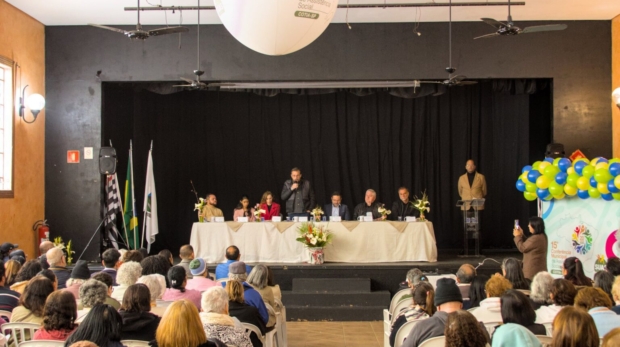 Participantes da 15ª Conferência Municipal da Assistência Social de Cotia em roda de discussão para construção das propostas do SUAS. Mesa de condução dos trabalhos da conferência, com representantes da sociedade civil, usuários e trabalhadores do SUAS Foto: Prefeitura De Cotia