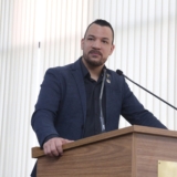 O vereador Dylan Dantas durante sessão na Câmara de Sorocaba, onde teve aprovado o requerimento que cobra explicações da Prefeitura sobre a falta de Dipirona nas UBSs do município. Foto: Câmara de Sorocaba