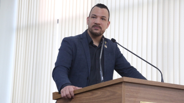 O vereador Dylan Dantas durante sessão na Câmara de Sorocaba, onde teve aprovado o requerimento que cobra explicações da Prefeitura sobre a falta de Dipirona nas UBSs do município. Foto: Câmara de Sorocaba