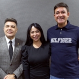 O Prefeito Rodrigo Andrade e a primeira-dama Mirelle Trevisan ao lado do Pastor e Deputado Federal Marco Feliciano durante o grande evento Abala Araçariguama 2K25, fortalecendo a fé e a união da nossa cidade. Foto: Prefeito Rodrigo Andrade (Redes Sociais/Reprodução)