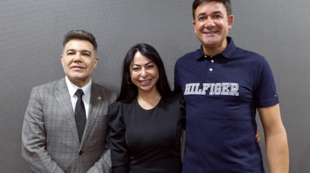 O Prefeito Rodrigo Andrade e a primeira-dama Mirelle Trevisan ao lado do Pastor e Deputado Federal Marco Feliciano durante o grande evento Abala Araçariguama 2K25, fortalecendo a fé e a união da nossa cidade. Foto: Prefeito Rodrigo Andrade (Redes Sociais/Reprodução)