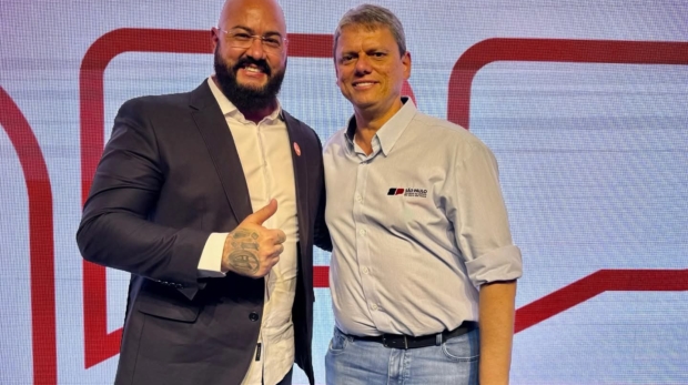 O Prefeito Eduardo Thomaz ao lado do governador Tarcísio de Freitas durante o anúncio de mais de R$ 5 milhões em investimentos para Mairinque. Parceria firme que garante mais obras, mobilidade e qualidade de vida para a população! Foto: Prefeitura De Mairinque ( Redes Sociais/ Reprodução)