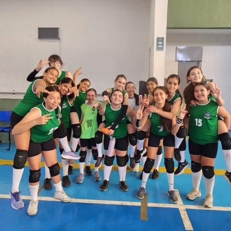 Equipe de vôlei feminino de Cabreúva comemora vitórias na Liga de Sorocaba; destaque para Melissa e Sophia, premiadas pelo desempenho. Foto: Prefeitura De Cabreúva (Redes Sociais/ Reprodução)
