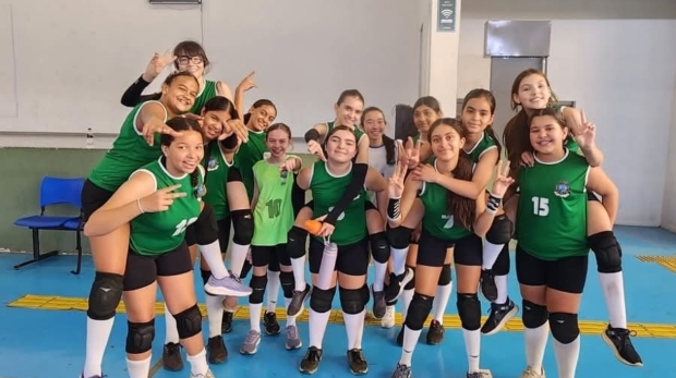 Equipe de vôlei feminino de Cabreúva comemora vitórias na Liga de Sorocaba; destaque para Melissa e Sophia, premiadas pelo desempenho. Foto: Prefeitura De Cabreúva (Redes Sociais/ Reprodução)