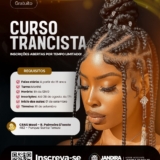 Alunas durante a prática do Curso de Trancista no CRAS Masé, em Jandira. Capacitação gratuita oferecida pela Prefeitura para incentivar o empreendedorismo e a valorização da beleza afro.