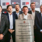 Dylan Dantas ao lado do governador Tarcísio de Freitas durante entrega do novo Batalhão da PM em Sorocaba. Foto: Governo De São Paulo