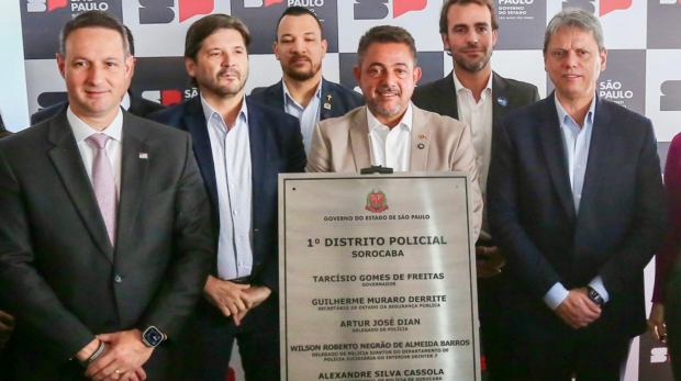 Dylan Dantas ao lado do governador Tarcísio de Freitas durante entrega do novo Batalhão da PM em Sorocaba. Foto: Governo De São Paulo