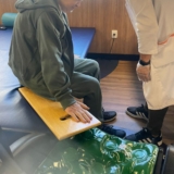 Terapia Ocupacional em ação: profissional orienta paciente em atividade de reabilitação para retomada da autonomia no dia a dia. Foto: Divulgação