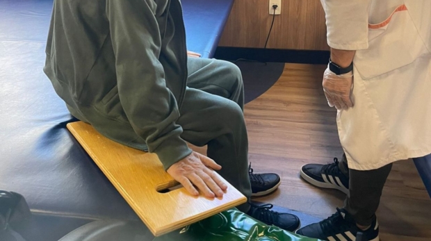 Terapia Ocupacional em ação: profissional orienta paciente em atividade de reabilitação para retomada da autonomia no dia a dia. Foto: Divulgação