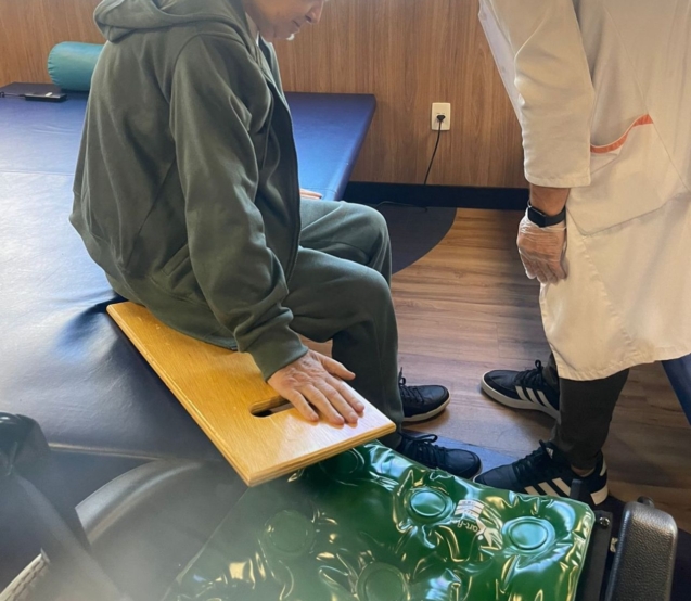Terapia Ocupacional em ação: profissional orienta paciente em atividade de reabilitação para retomada da autonomia no dia a dia. Foto: Divulgação