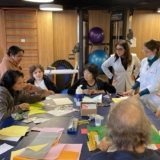Pacientes exploram a modelagem com argila em grupo terapêutico da YUNA, unindo reabilitação motora e expressão emocional. Foto: Divulgação