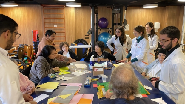 Pacientes exploram a modelagem com argila em grupo terapêutico da YUNA, unindo reabilitação motora e expressão emocional. Foto: Divulgação