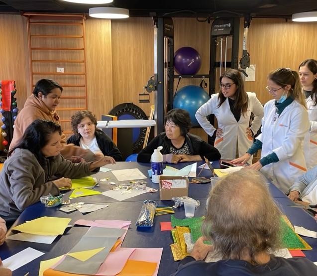 Pacientes exploram a modelagem com argila em grupo terapêutico da YUNA, unindo reabilitação motora e expressão emocional. Foto: Divulgação
