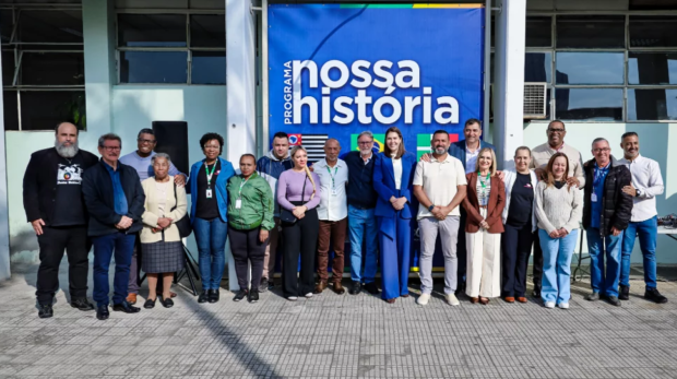 Gabi Pessoa hasteia a bandeira do Brasil durante a 418ª edição do Programa Nossa História, celebrando os 202 anos da Independência e os 63 anos de Osasco.  Equipe do Fundo Social de Solidariedade participa da cerimônia cívica, destacando o compromisso com as comunidades em situação de vulnerabilidade.Imagens: Eduardo Fernandes