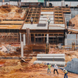 Obras da Cidade da Polícia seguem em ritmo acelerado. Complexo reunirá GCM, COI, delegacias e será referência em tecnologia e segurança integrada.
Imagens: Caio Henrique (drone) e Fernanda Cazarini