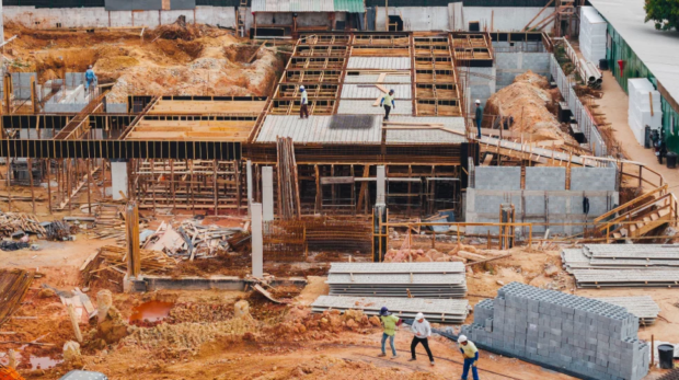 Obras da Cidade da Polícia seguem em ritmo acelerado. Complexo reunirá GCM, COI, delegacias e será referência em tecnologia e segurança integrada.
Imagens: Caio Henrique (drone) e Fernanda Cazarini