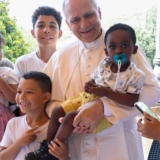 apa Leão abençoa fiéis em Albano, irradiando a ternura que expressa a força do amor de Deus. Foto: Vatican News (Redes Sociais/Reprodução)