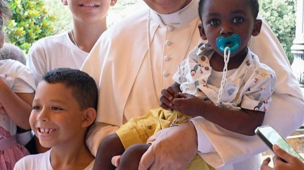 apa Leão abençoa fiéis em Albano, irradiando a ternura que expressa a força do amor de Deus. Foto: Vatican News (Redes Sociais/Reprodução)