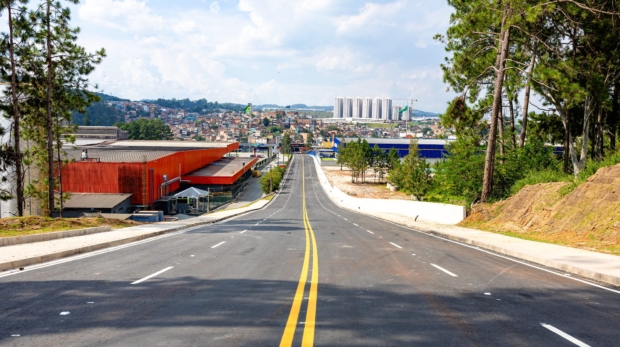 Pura adrenalina! Participantes se preparam para descer com seus carrinhos de rolimã na Avenida dos Três Poderes, durante o 1º Festival Oficial de Rolimã de Itapevi. Foto: Prefeitura de Itapevi