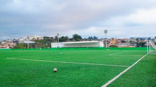 Com gramado sintético, vestiários, arquibancada coberta e nova iluminação, a Arena Santa Maria se transforma em referência de lazer e inclusão em Osasco.Imagens: Francisco Cepeda